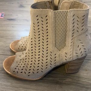 Never worn! Desert suede perforated leaf design Toms  peep toe booties 🔥😍🤩